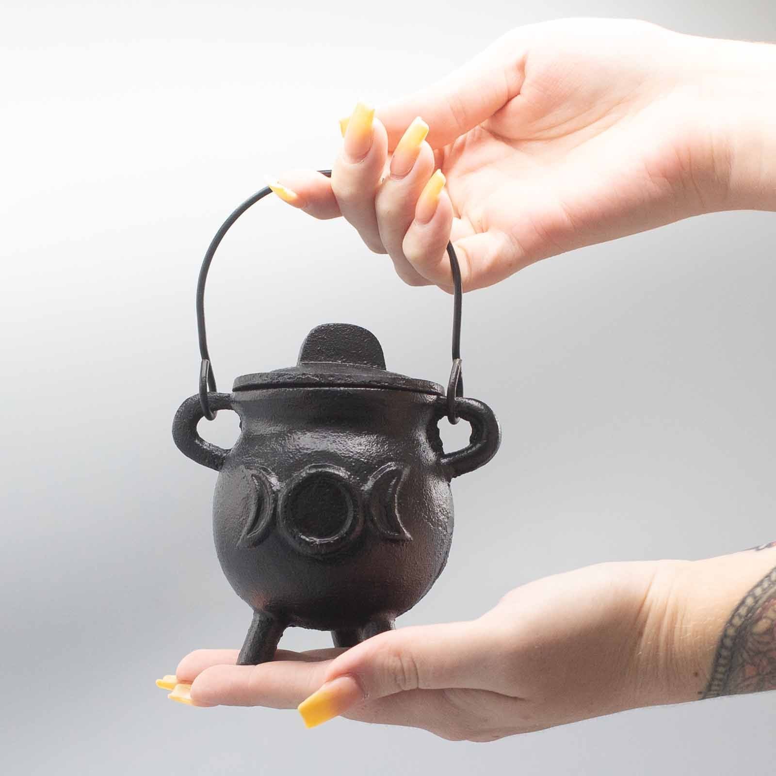 🌑 Hekate’s Triple Moon Cauldron – Calderone Rituale in Ghisa per Purificazione, Protezione e Trasformazione